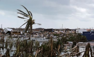 Danos causados ​​pelo furacão Dorian na cidade de Marsh Harbour, na ilha de Great Abaco, Bahamas, em 4 de setembro de 2019. REUTERS / Dante Carrer