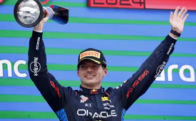 Max Verstappen, da Red Bull, comemora com troféu no pódio após vencer o Grande Prêmio da Espanha
23/06/2024
REUTERS/Albert Gea