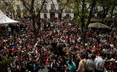 REVOLUÇÃO DOS CRAVOS - PORTUGAL - People gather in Carmo square alongside with original military vehicles of Portugal's Carnation Revolution during the commemorations of the 50th anniversary of Portugal's Carnation Revolution that resulted in the overthrow of dictatorship and transition to democracy, in Lisbon, Portugal April 25, 2024. REUTERS/Pedro Nunes