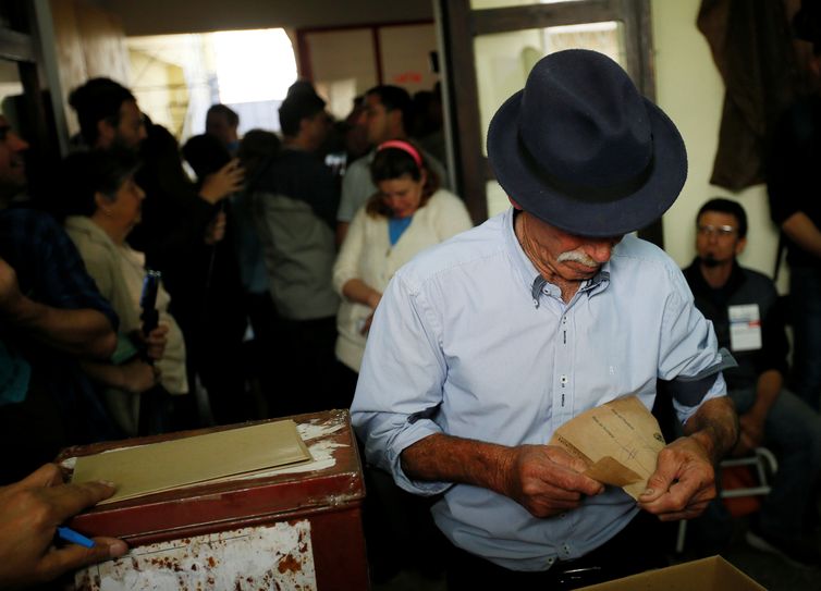 Homem vota em Canelones, Uruguai, neste domingo