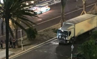 Caminhão avança sobre multidão e mata 30 pessoas em Nice, na França (Telám)