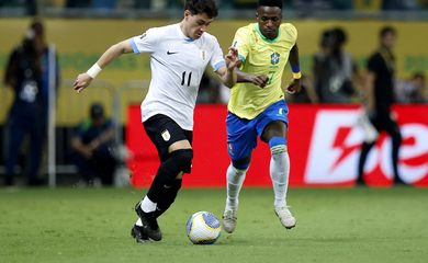 Soccer Football - World Cup - South American Qualifiers - Brazil v Uruguay - Arena Fonte Nova, Salvador, Brazil - November 19, 2024 Brazil's Vinicius Junior in action with Uruguay's Facundo Pellistri REUTERS/Adriano Machado