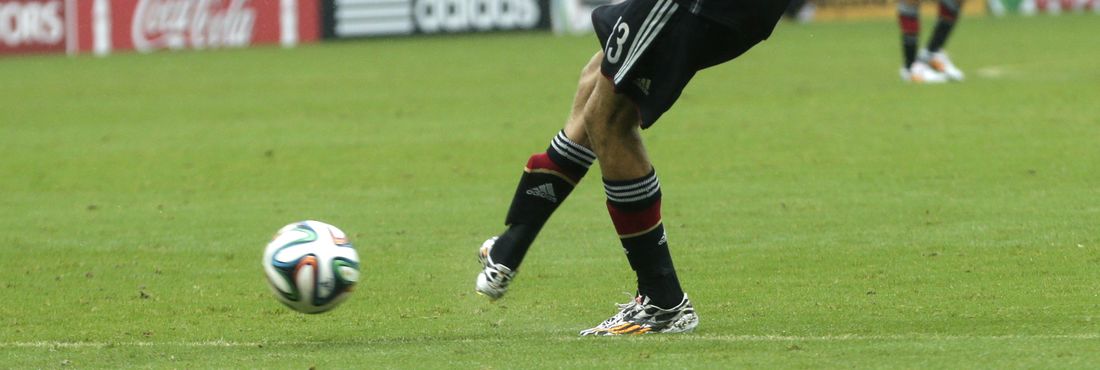 O alemão Thomas Mueller marca o primeiro da gol da Alemanha contra os Estados Unidos, em partida pelo grupo G da Copa do Mundo, na Arena Pernambuco, em Recife (PE).