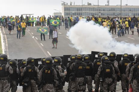 Brasilia 07/02/2023 - Manifestantes invadem predios publicos na praca dos Tres Poderes, na foto manifestantes entram em conflito com policiais da forca nacional entre os predios do Congresso Nacio e Palacio do Planalto