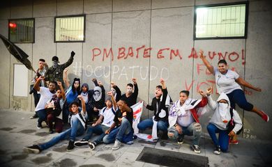 Rio de Janeiro - Professores e estudantes protestam em frente à sede da Secretaria Estadual de Educação, em Santo Cristo, onde fazem ato contra violência da PM nas ocupações e pela reposição salarial dos professores  (Tomaz Silva/Agência
