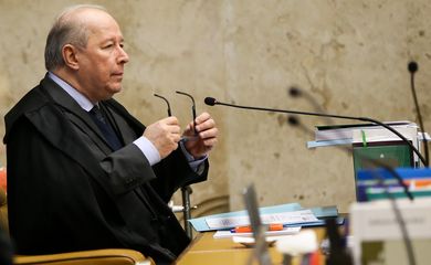 Brasília - O ministro Celso de Mello durante sessão plenária do Supremo Tribunal Federal (STF) para o julgamento da validade das delações da JBS (Marcelo Camargo/Agência Brasil)