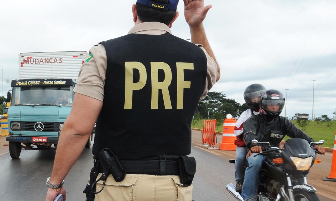 PRF reforça fiscalização em rodovias federais durante o feriadão | Agência  Brasil