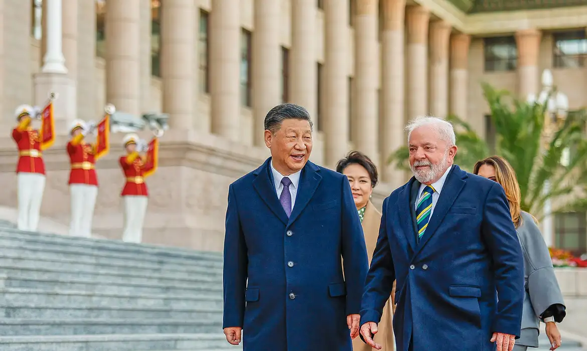 O presidente da China, Xi Jinping (e) recebe no Grande Palácio do Povo, o presidente Luiz Inácio Lula da Silva (d). Neste encontro assinaram uma série de acordos comerciais e de parceria. Foto: Ricardo Stuckert/PR