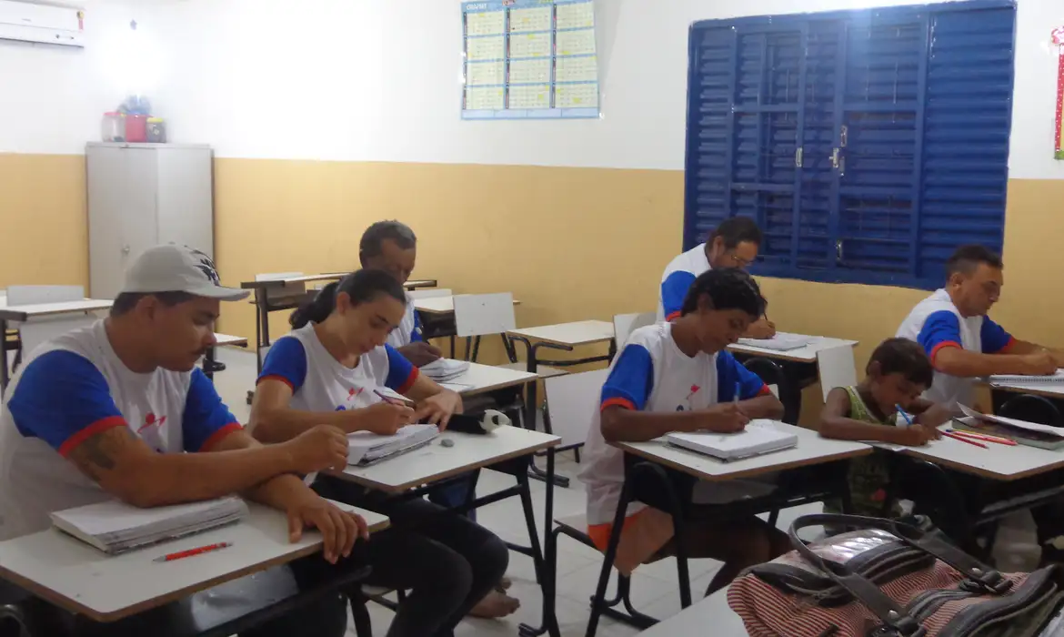 A internet virou ferramenta fundamental em um curso de alfabetização para jovens e adultos em Pombal, cidade a cerca de 325 quilômetros de João Pessoa