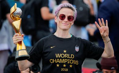 Jogadora da seleção dos EUA Megan Rapinoe com troféu da Copa do Mundo Feminina conquistado em 2019