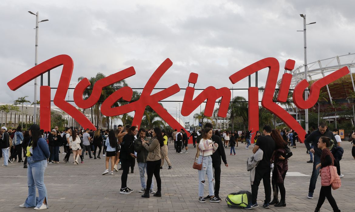 Público no evento teste do Rock in Rio 2022 na Cidade do Rock, montada no Parque Olímpico, Barra da Tijuca.