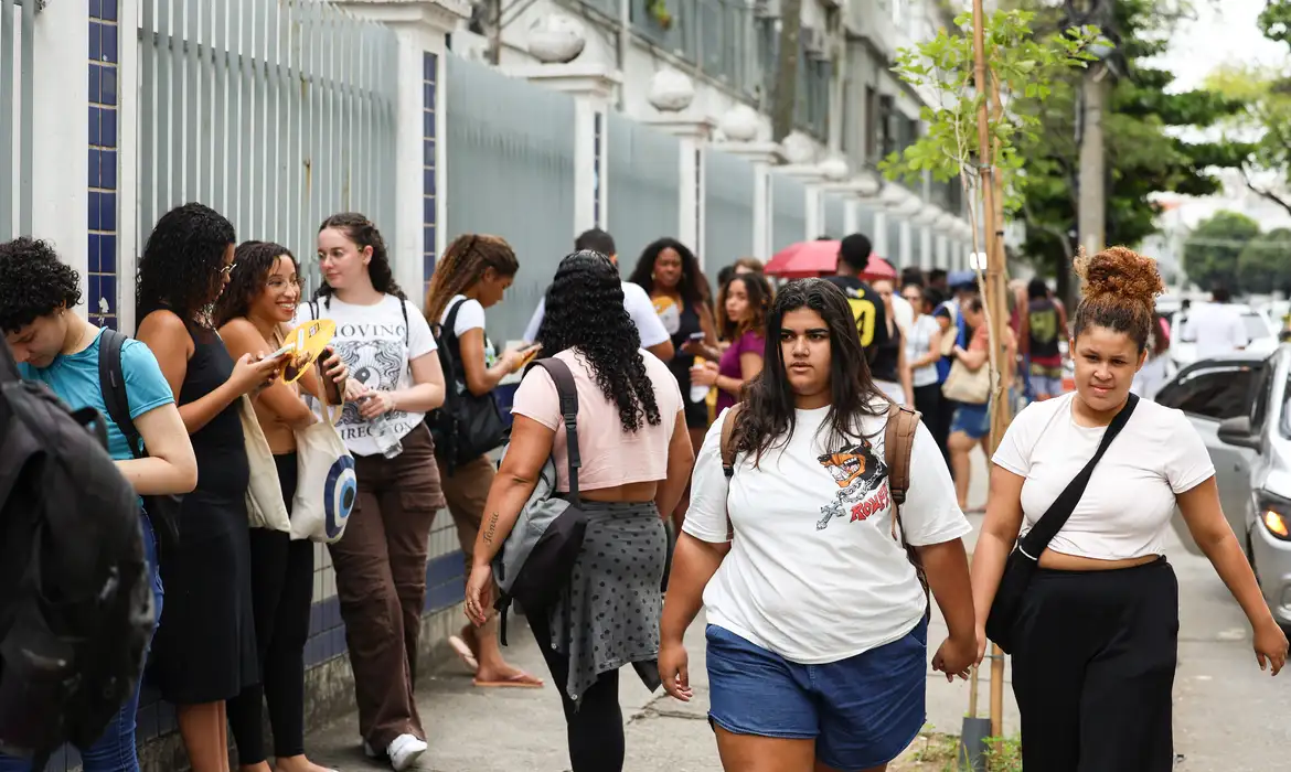 Rio de Janeiro (RJ), 16/11/2025 – Estudantes aguardam abertura dos portões no segundo dia do Exame Nacional do Ensino Médio (Enem), no Cefet Maracanã, na zona norte do Rio de Janeiro. Foto: Tomaz Silva/Agência Brasil