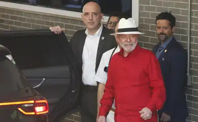 São Paulo (SP), 19/12/2024 - Presidente Luiz Inácio Lula da Silva durante saída do hospital Sírio Libanes acompanhado do Dr. Roberto Kalil, após exames. Foto: Paulo Pinto/Agência Brasil
