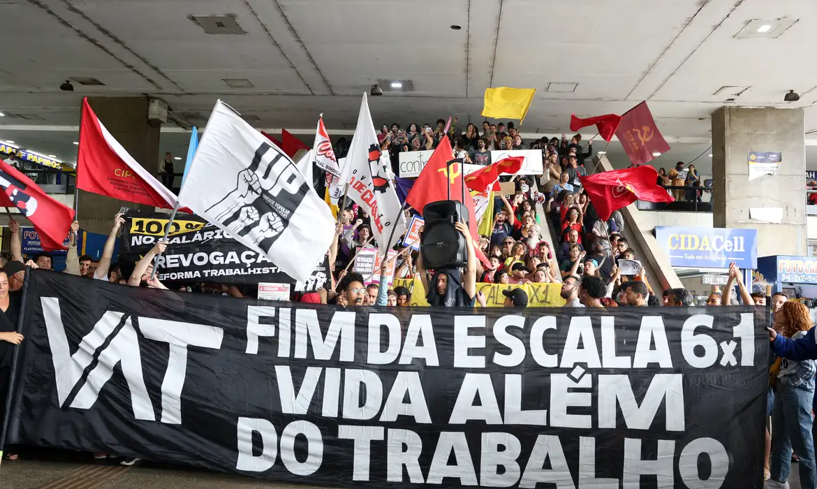 Brasília (DF), 15/11/2024 - Pessoas participam de ato em defesa do fim da jornada 6x1, realizado na Rodoviária do Plano Piloto. Foto: Valter Campanato/Agência Brasil