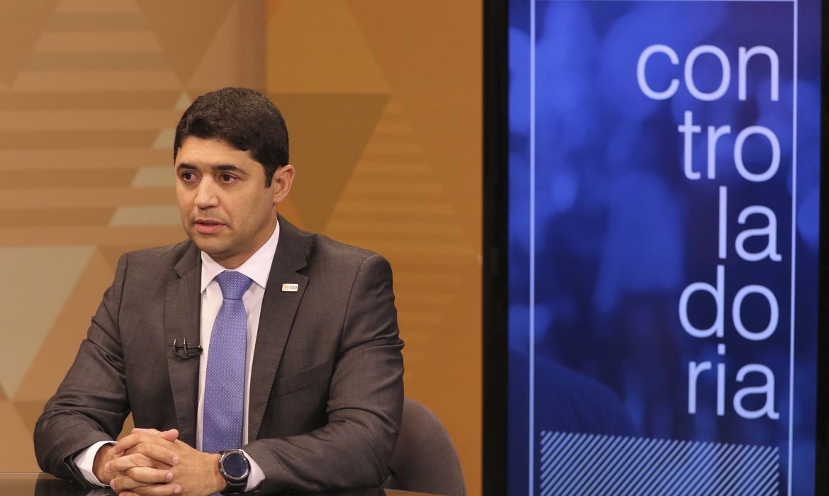 O ministro da Controladoria-Geral da União (CGU), Wagner Rosário, concede entrevista à TV Brasil.