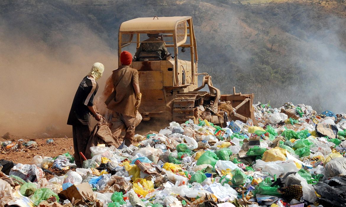 Mais da metade das cidades brasileiras ainda destina lixo inadequadamente, para lixões ou aterros controlados