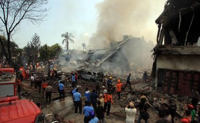 Avião do Exército indonésio cai em área residencial na cidade de Medan, na ilha de Samatra, na Indonésia