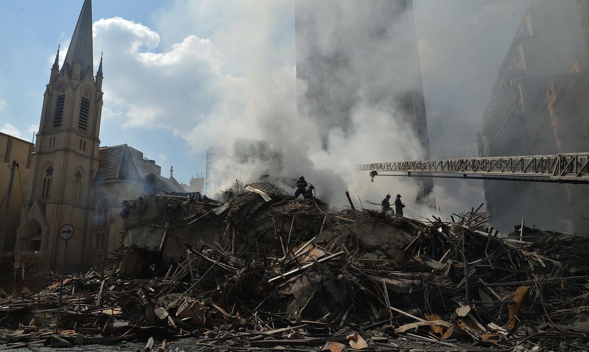 Bombeiros fazem rescaldo de escombros de prédio que pegou fogo em SP