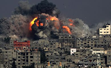 Ataques aéreos na Faixa de Gaza (Divulgação/Mohammed Saber/Agência Lusa/Direitos Reservados)