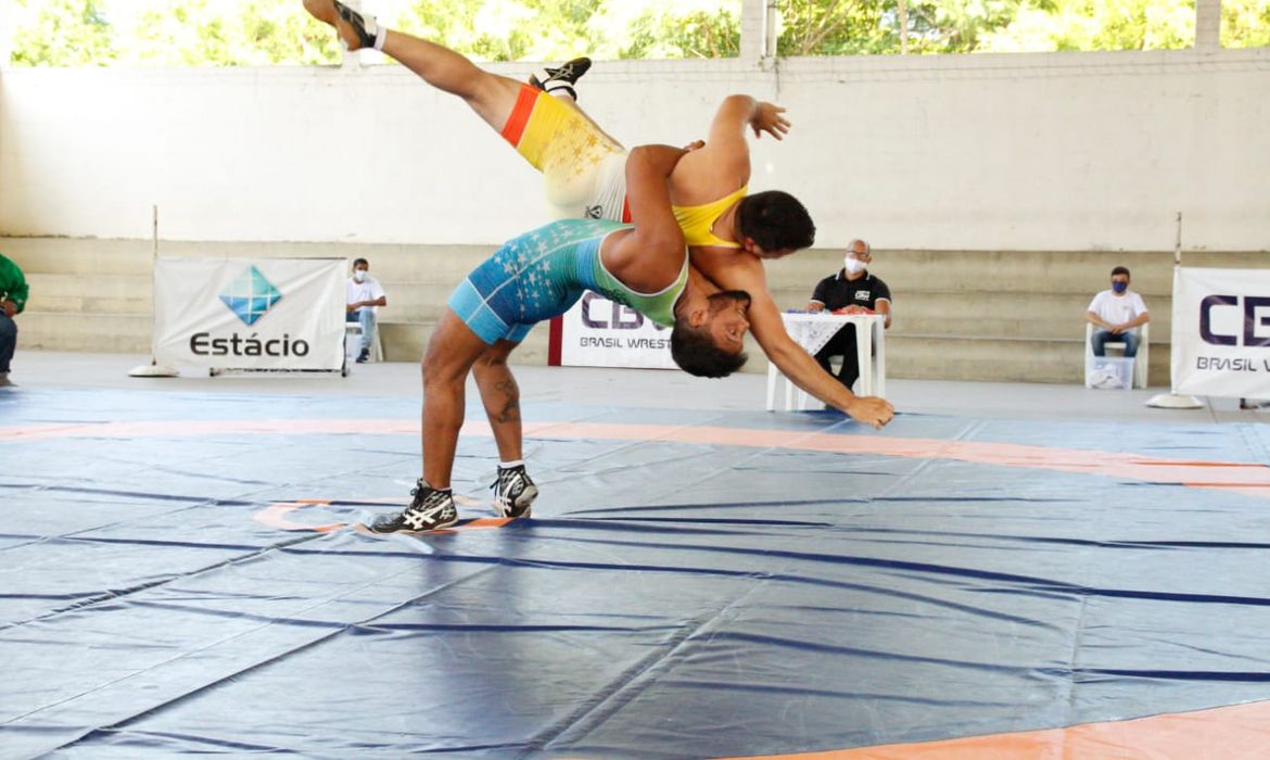 Igor Queiroz, campeão até 97kg do estilo greco-romano aplica Suplex
