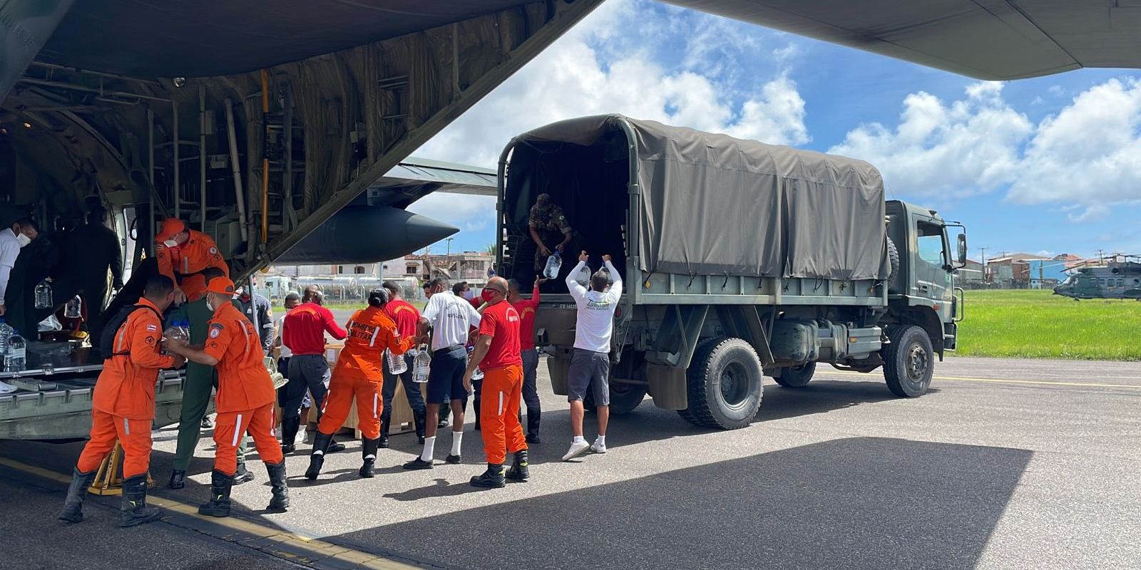 Governo transportou 200 toneladas de insumos para cidades da Bahia