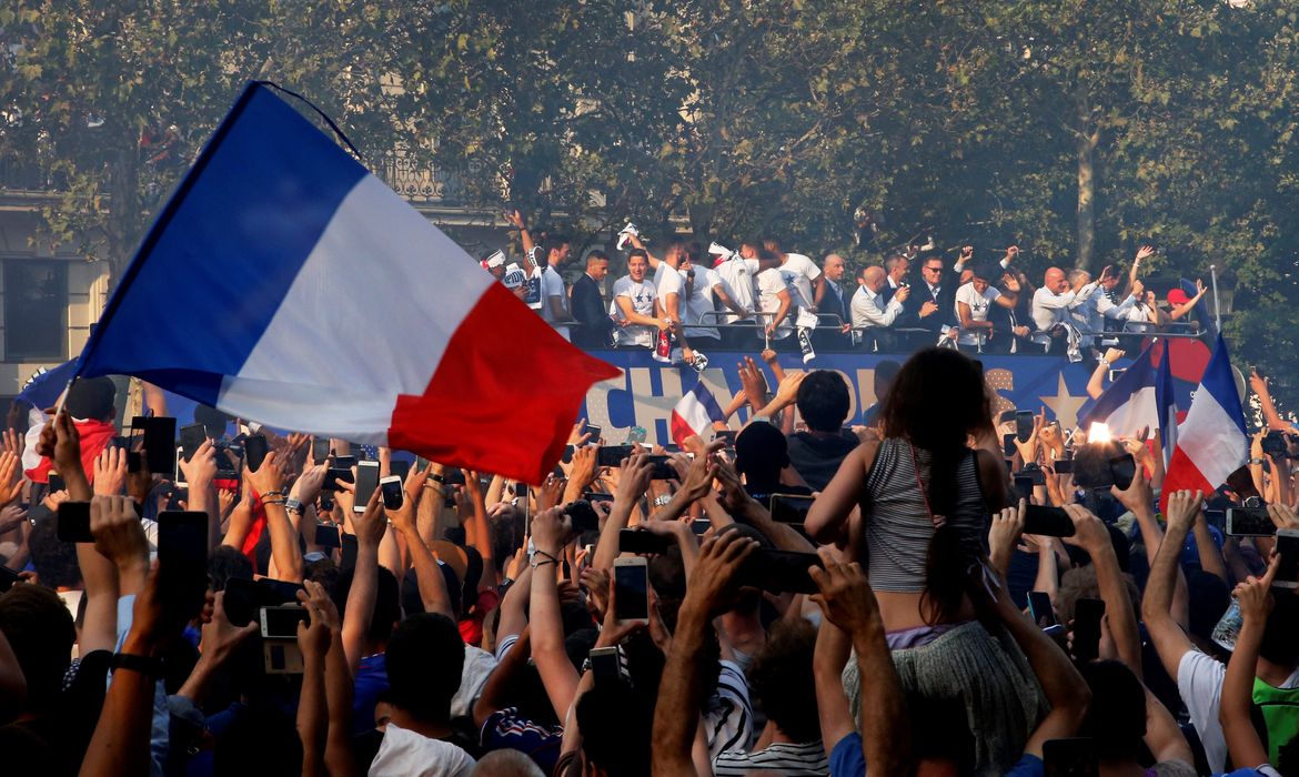 Uma multidão recebeu em Paris os jogadores franceses, campeões da Copa da Rússia