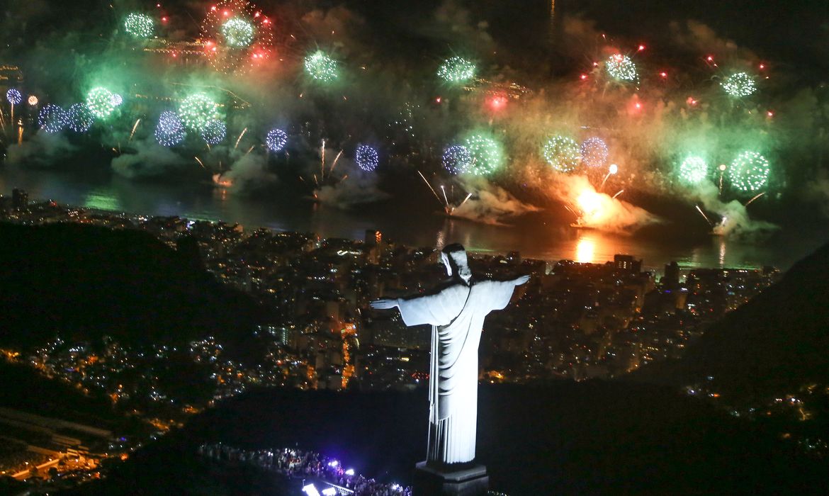 Réveillon na Praia de Copacabana, zona sul do Rio de Janeiro, teve 17 minutos de queima de fogos. Segundo a prefeitura, a festa de Ano-Novo reuniu 2,4 milhões de pessoas (Fernando Maia/Riotur)