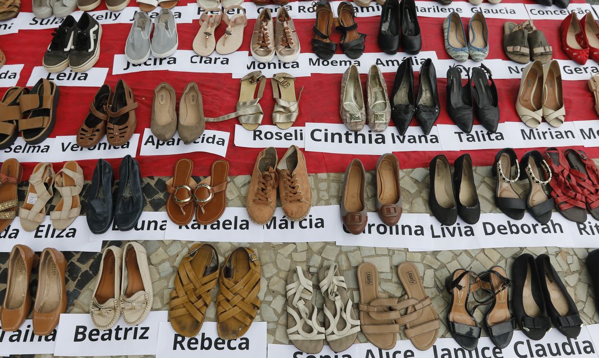 Rio de Janeiro (RJ) 25/11/2023 – Protesto com pares de sapato representando mulheres vítimas de feminicídio, em Copacabana, no Dia Internacional pela Eliminação da Violência contra a Mulher. Foto: Fernando Frazão/Agência Brasil
