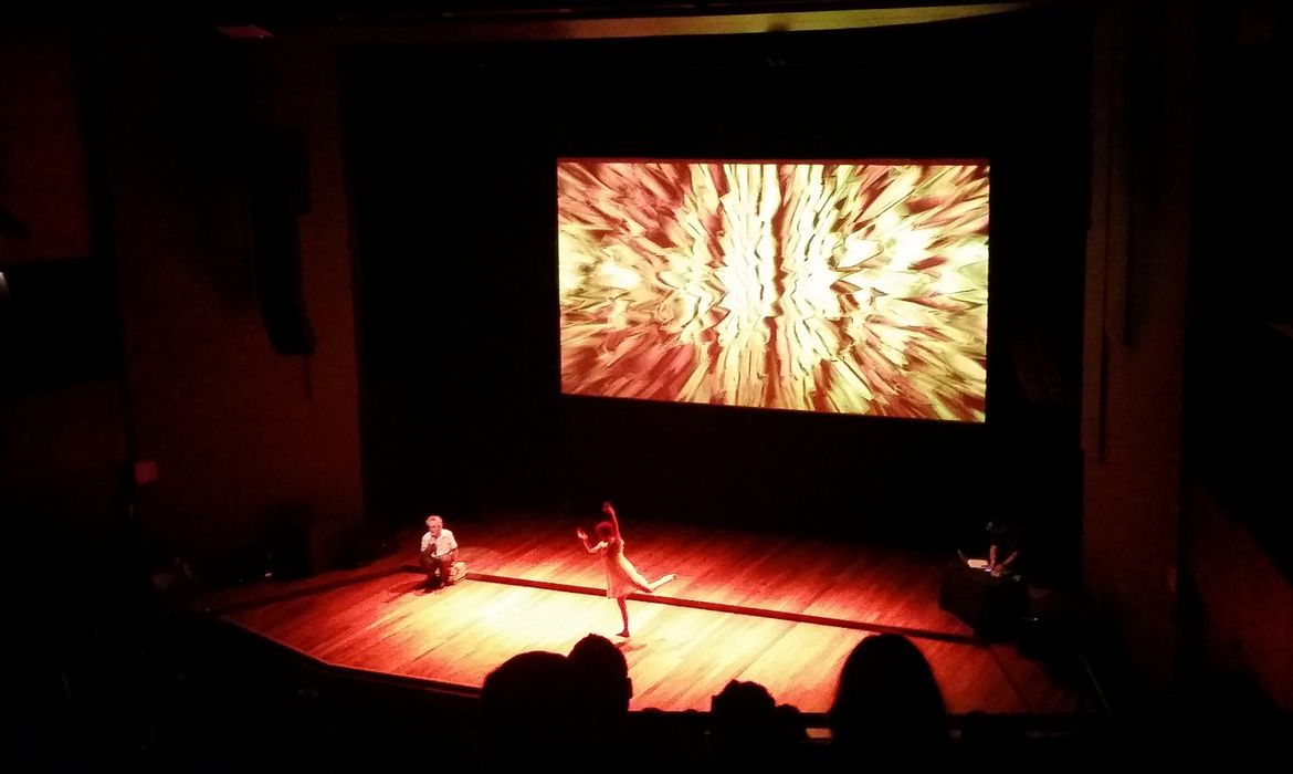 Belo Horizonte - Abertura do Mostra Internacional de Cinema de Belo Horizonte teve performances e vídeos (Léo Rodrigues/Agência Brasil)