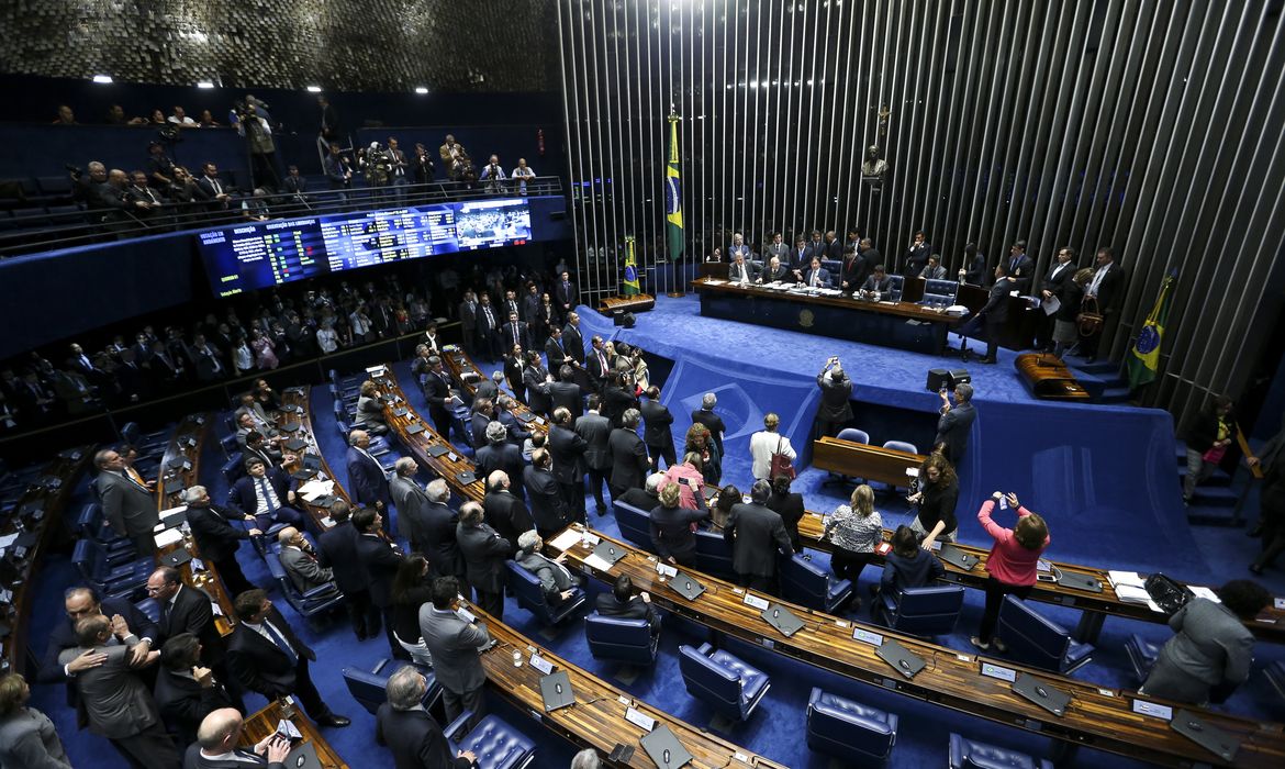 Brasília - Senadoras da oposição deixam a mesa e o presidente do Senado, Eunício Oliveira, retomou a sessão para votação da reforma trabalhista (Marcelo Camargo/Agência Brasil)