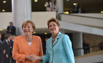 A presidenta Dilma Rousseff recebe a chanceler da Alemanha, Angela Merkel em cerimônia oficial no Palácio do Planalto (Elza Fiùza/Agência Brasil)