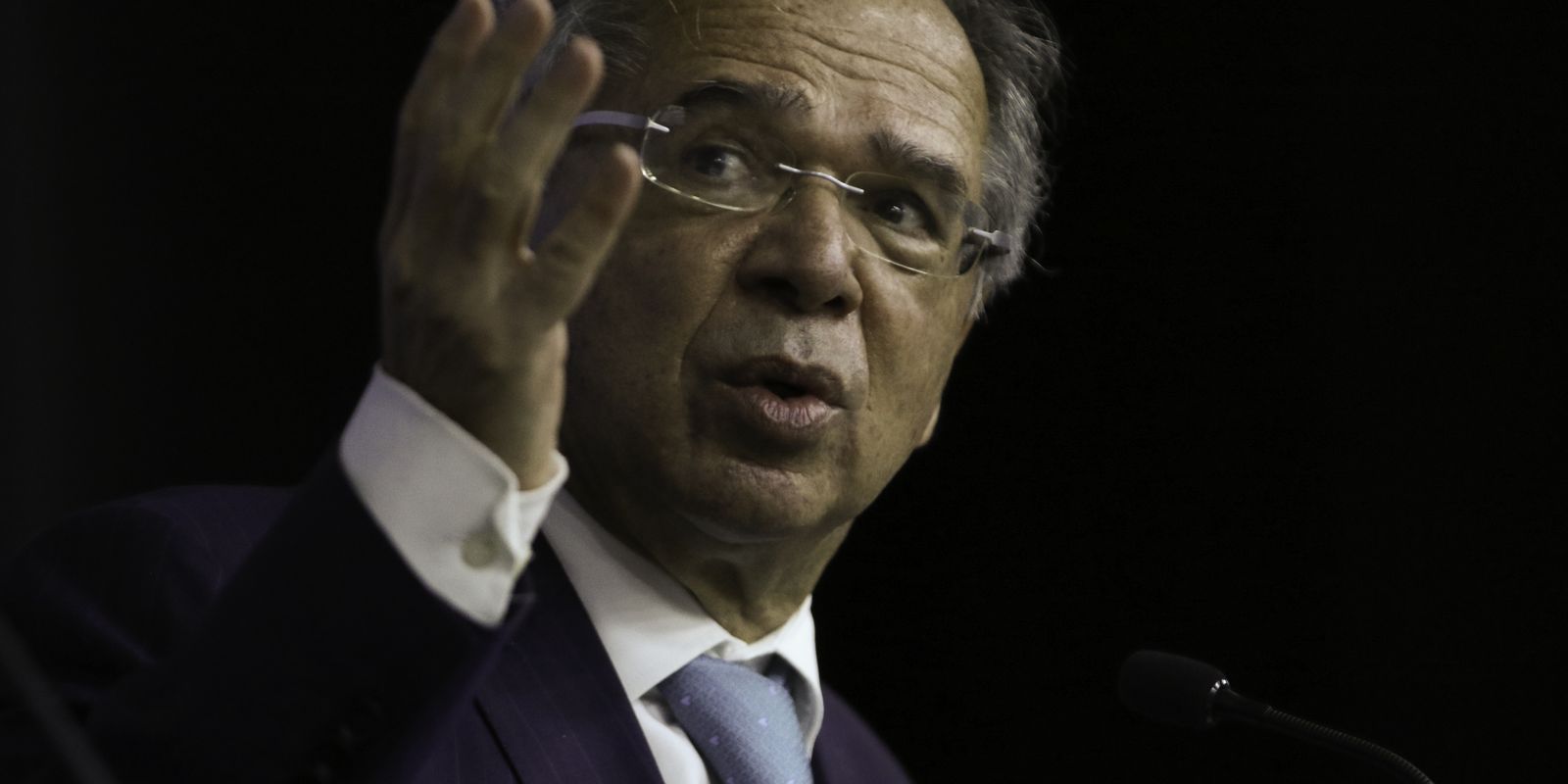 Guedes: governo avalia redução moderada de imposto sobre combustíveis