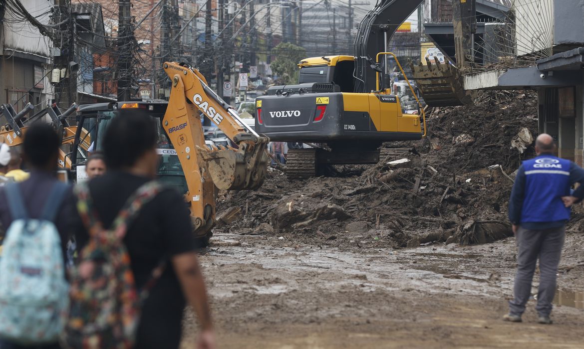 Trabalhos de desobstrução na Rua Teresa, bloqueada pela lama acumulada de deslizamentos de terra durante chuvas em Petrópolis.