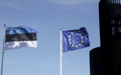 Bandeiras da Estônia e da União Europeia em Tallinn