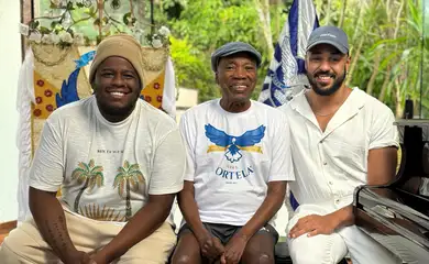 Da esqueda para a direita - carnavalesco André Rodrigues, Milton Nascimento e o carnavalesco Antônio Gonzaga. Foto: Arquivo Pessoal