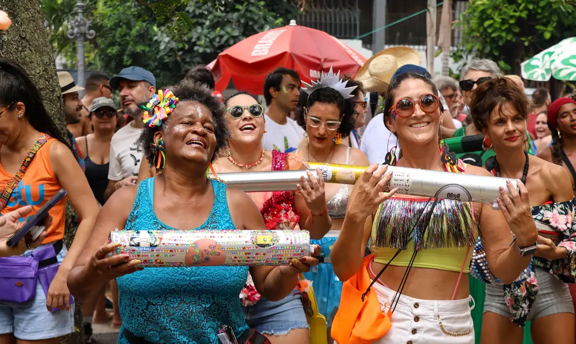 Rio de Janeiro (RJ), 05/01/2025 – Blocos de carnaval não oficiais desfilam pelas ruas do centro do Rio de Janeiro. Foto: Tomaz Silva/Agência Brasil