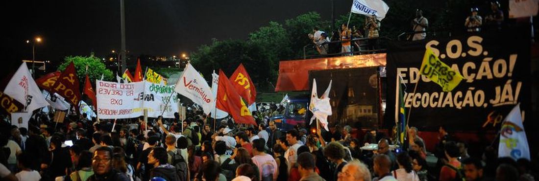 Manifestantes protestam em passeata pelo Dia Mundial de Lutas contra a Copa, na Avenida Presidente Vargas, no centro da cidade