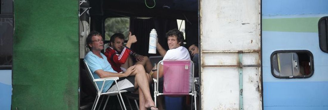 Argentinos e chilenos, que dirigiram até o Brasil para ver a Copa, estão acampados em carros e trailers estacionados na Praia do Leme, perto da Fifa Fan Fest em Copacabana