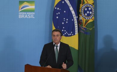O presidente Jair Bolsonaro discursa durante cerimônia de lançamento do novo FGTS e liberação do PIS/PASEP, no Palácio do Planalto.
