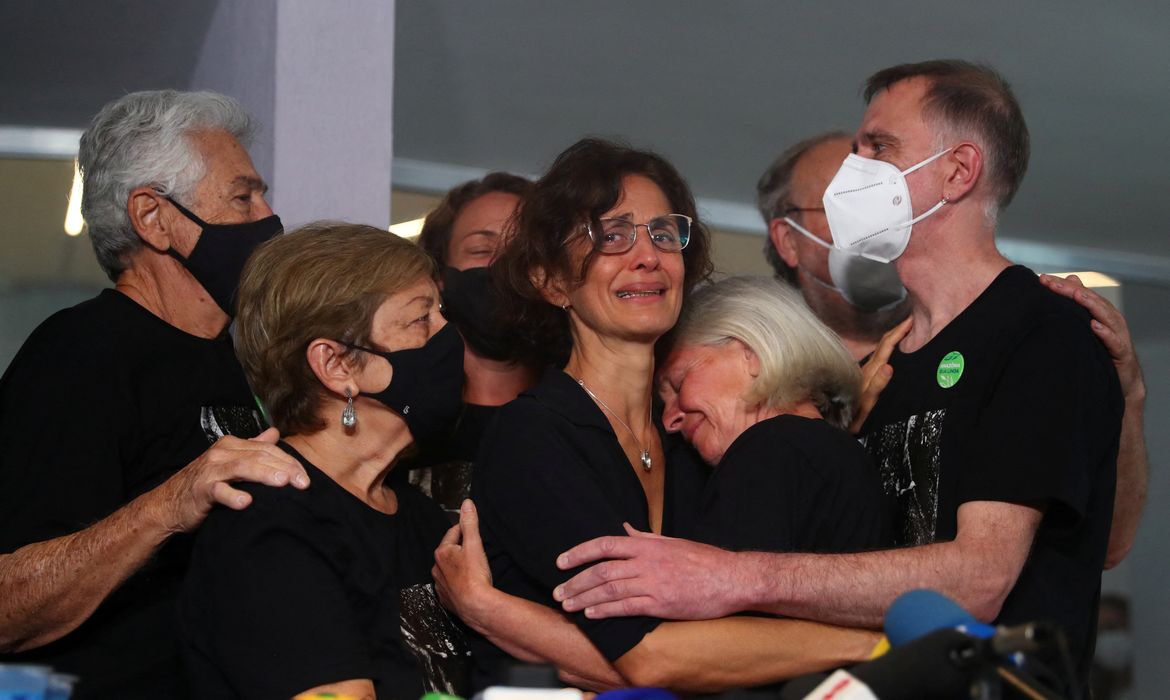 Alessandra Sampaio, mulher de Dom Phillips, assassinado com o indigenista Bruno Pereira, é confortada por familiares, durante o funeral do jornalista britânico, em Niterói (RJ)
