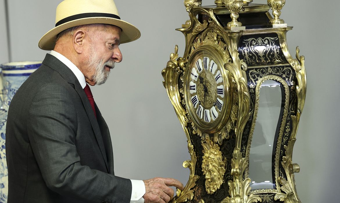 Brasília (DF), 08/01/2025 - O presidente Luiz Inácio Lula da Silva participa de eventos em referência aos episódios antidemocráticos ocorridos em 8 de janeiro de 2023: a reintegração das obras de arte destruídas nos ataques antidemocráticos, a reincorporação ao acervo do palácio o relógio do Século XVII e uma ânfora - tidos como símbolos da dificuldade e delicadeza nos trabalhos de restauração; e o descerramento do painel As Mulatas, que foi vandalizado no mesmo ataque, recuperado e, agora devolvido ao seu local original, o 3º andar do Palácio do Planalto. Foto: Marcelo Camargo/Agência Brasil