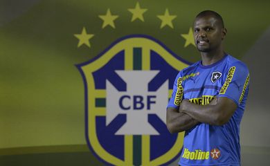 Jefferson, ex-goleiro do Botafogo, leiloa camisa da seleção brasileira para arrecadar recursos em prol de famílias carentes, afetadas pela pandemia de covid-19