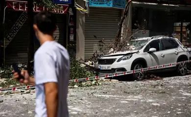 A fallen tree branch lies atop a damaged vehicle on a street in the aftermath of an earthquake that struck southern Spain, in Granada, Spain, August 18, 2026. REUTERS/Fermin Rodriguez