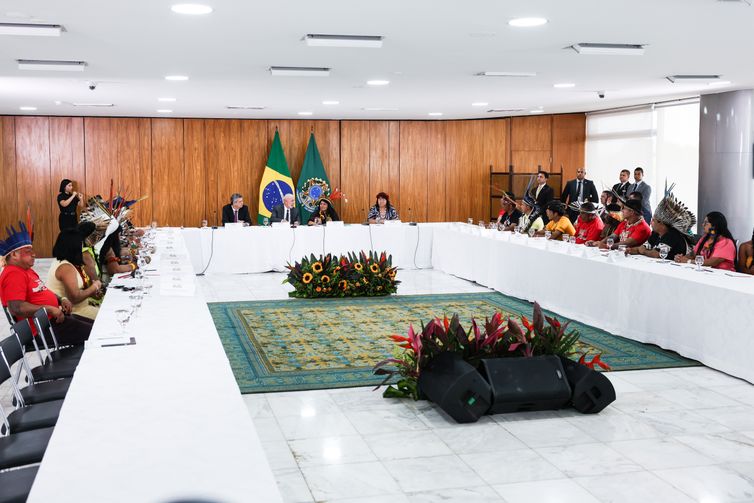 Brasília, (DF) – 25/04/2024 -  O presidente Luiz Inácio Luiz da Silva, recebe lideranças e coordenadores de organizações indígenas. Foto Valter Campanato/Agência Brasil.