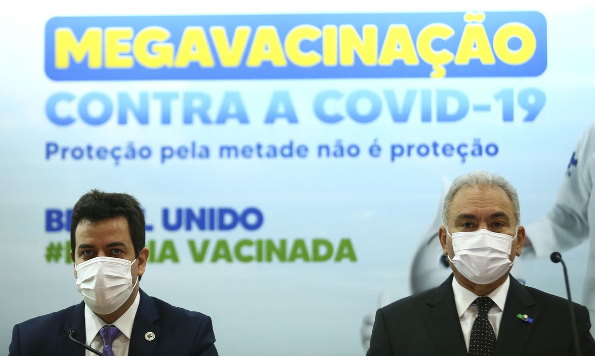 O secretário-executivo, Rodrigo Cruz, e o ministro da Saúde, Marcelo Queiroga, durante o lançamento da campanha Mega Vacinação.