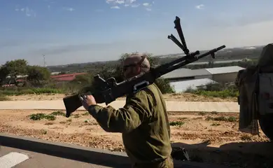Israel 21/01/2024 Um soldado israelense carrega uma arma, em meio ao conflito em curso entre Israel e o grupo islâmico palestino Hamas, perto da fronteira de Israel com Gaza, sul de Israel, 21 de janeiro de 2024. Reuters/Ronen Zvulun/Proibida reprodução