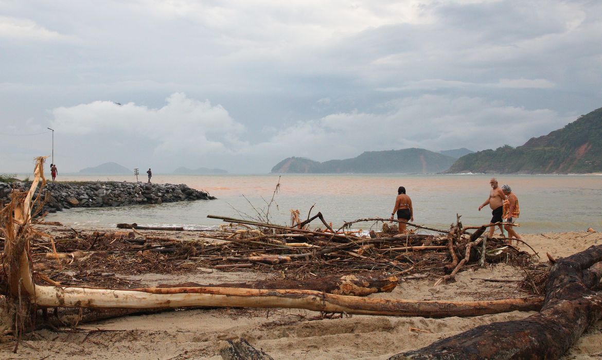 São Sebastião (SP), 21/02/2023, Troncos de árvores e água do mar barrenta na praia de Boiçucanga após enchentes e deslizamentos no litoral norte de São Paulo.
