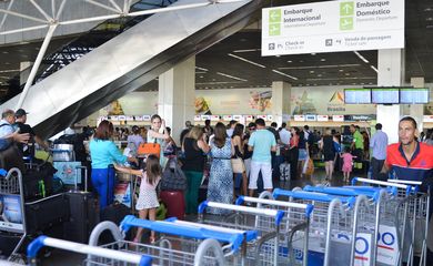 Brasília - Movimento de passageiros no Aeroporto Internacional Juscelino Kubitschek na véspera do feriado de Natal (Antonio Cruz/Agência Brasil)