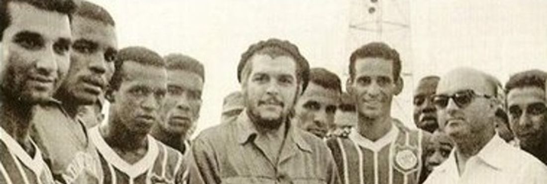 Jogadores do Madureira com Che Guevara