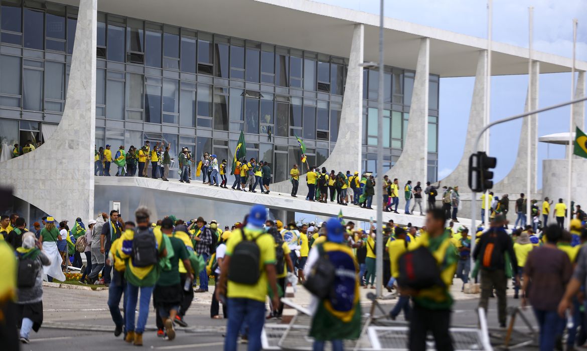 Manifestantes invadem Congresso, STF e Palácio do Planalto.